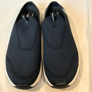 Size 9 Sketchers Air-cooled Arch fit.